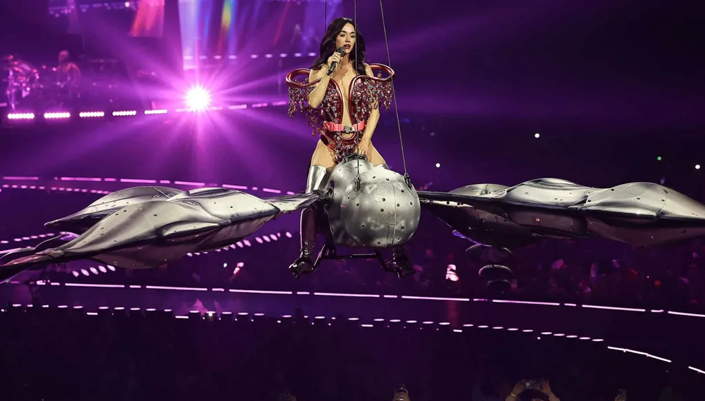 كاتي بيري تنجو من السقوط على الجمهور من فراشة طائرة (فيديو)