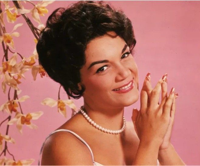 كوني فرانسيس (Pinterest)