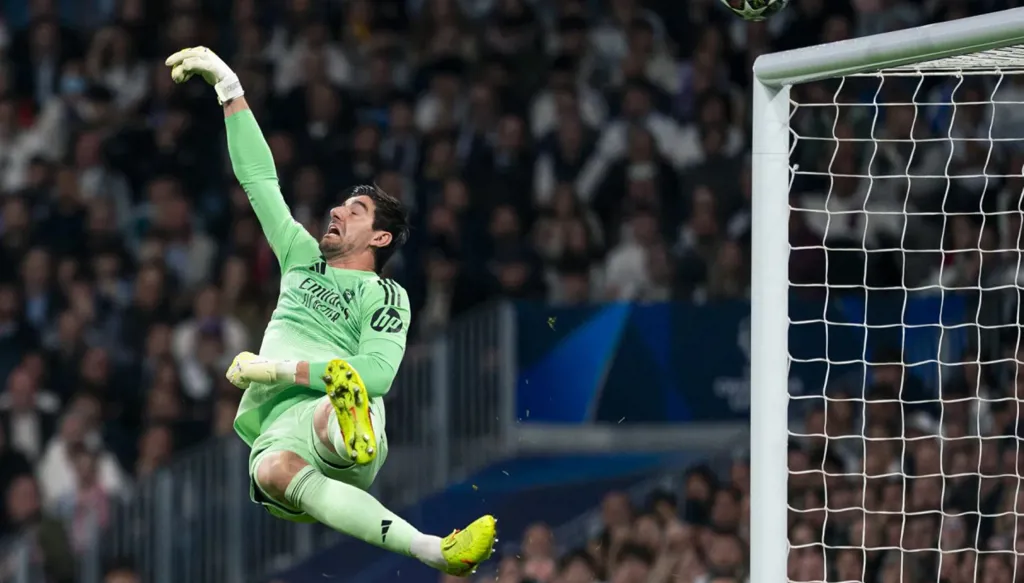 كورتوا يكسر قوانين الفيزياء ويُحرج كبار حراس أوروبا