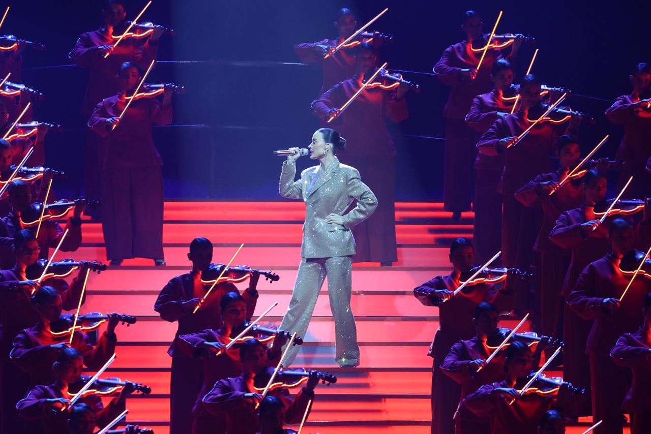 عرض فني لكايتي بيري في حفل (MBC)