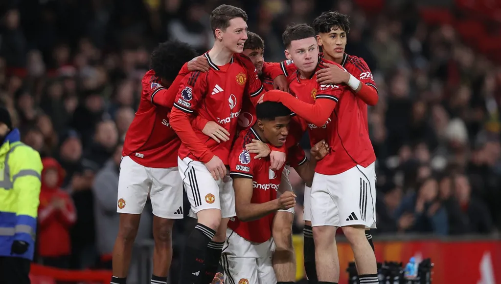 "هذا الشّبل من ذاك الأسد"... نجل واين روني يخطف الأنظار في ملعب "أولد ترافورد" (صور)