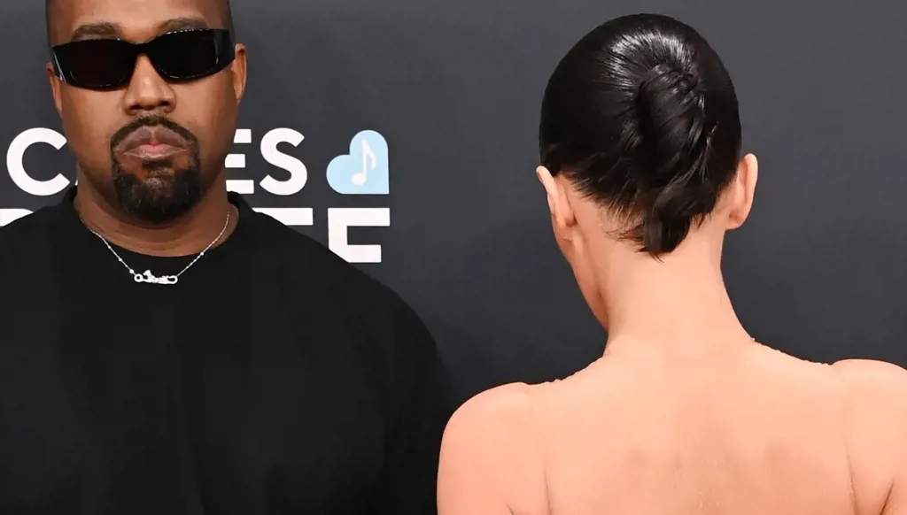 كانييه ويست يواجه خطر خسارة الملايين بعد تعرّي زوجته