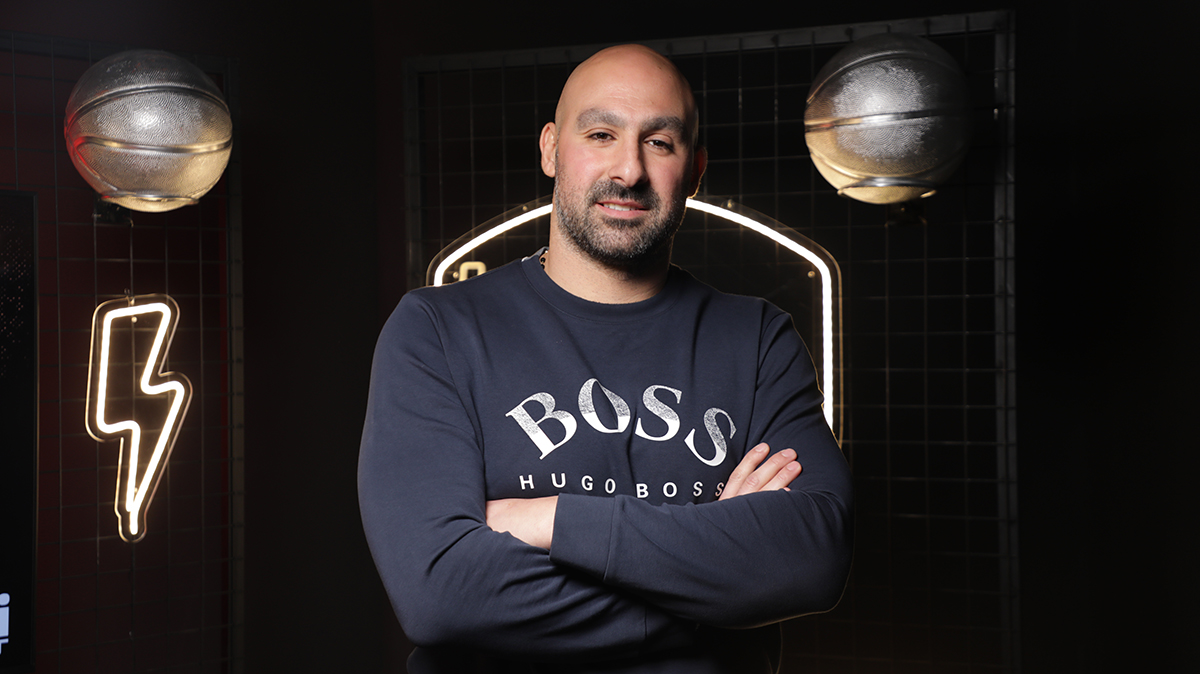 مدير نادي الحكمة بيروت خليل عون خلال برنامج Buzzer Beater. (النهار)