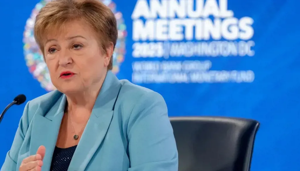 Le conflit au Moyen-Orient provoque une flambée des prix du pétrole, le FMI avertit d'une inflation mondiale croissante