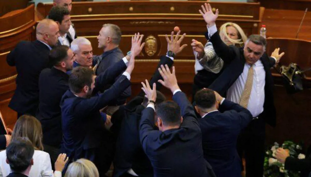 بالفيديو - تعليق أعمال برلمان بعد رشق رئيس الوزراء بالبيض