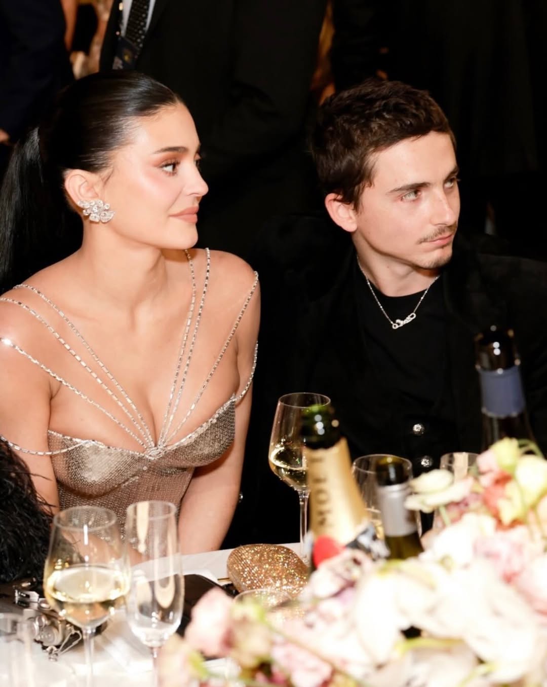 كايلي جينر وتيموثي شالاميه يلمعان ببريق الماس في غولدن غلوب 2026 (انستغرام)