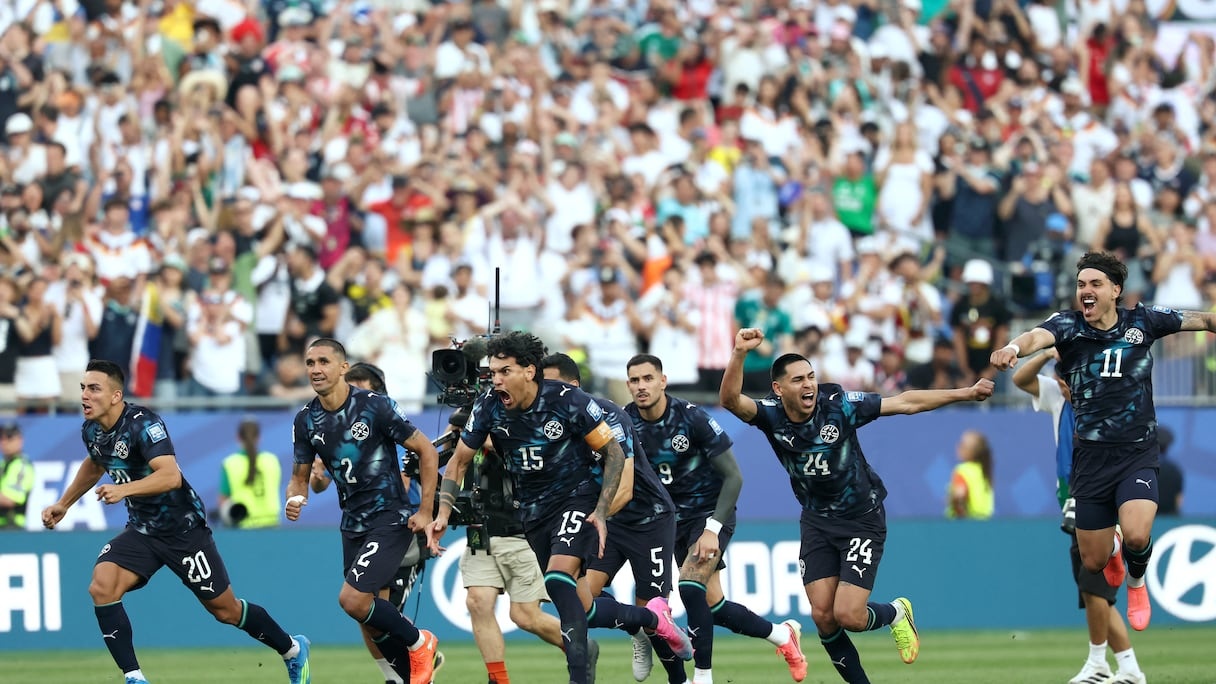 لاعبو باراغواي يحتفلون بفوزهم بركلات الترجيح على ألمانيا في دور الـ16 من كأس العالم 2026. (أ ف ب)