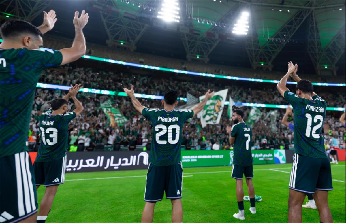 لاعبو المنتخب السعودي يحتفلون مع جمهورهم بعد إقصاء قطر وبلوغ النهائي. (وكالات)