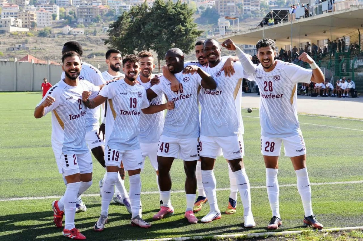 لاعبو النجمة يحتفلون على طريقتهم بالفوز على الاخاء الأهلي عاليه. (وكالات)