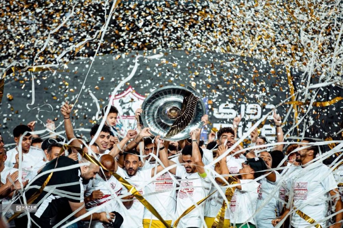 لاعبو الزمالك يحتفلون بدرع الدوري المصري. (وكالات)