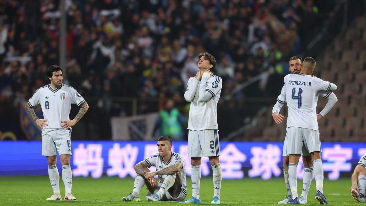 لاعبو منتخب إيطاليا بعد الإقصاء من تصفيات كأس العالم الأخيرة. (وكالات)