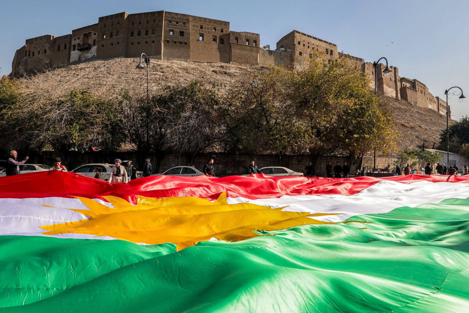 العلم الكردي تحت قلعة أريبل بكردستان العراق (أ ف ب)