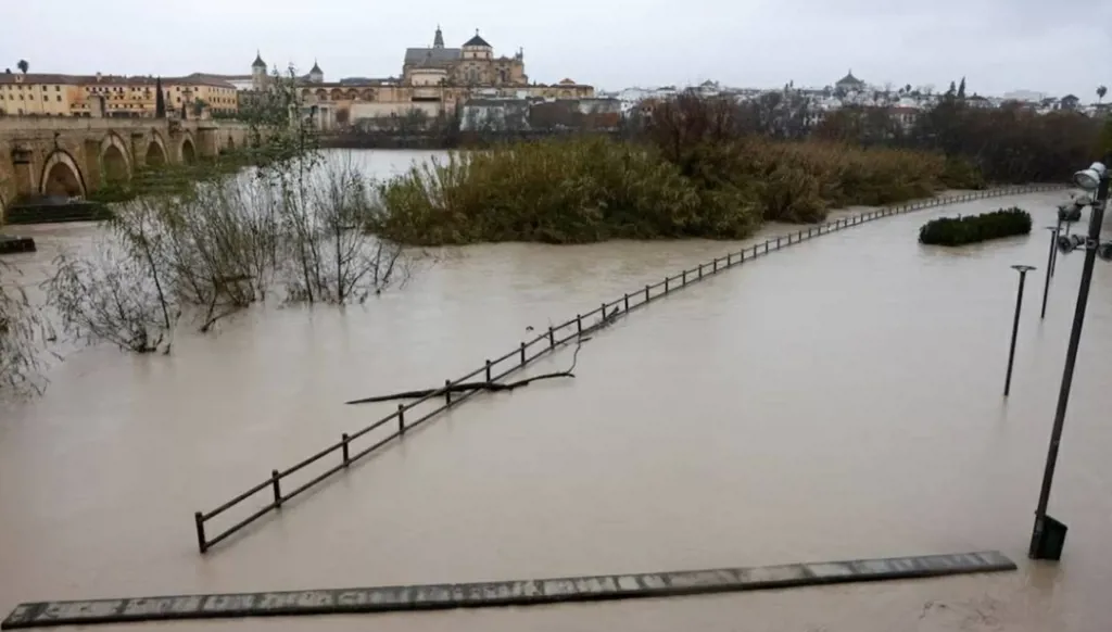 تأهّب في إسبانيا والبرتغال: خسائر "ليوناردو" بمئات الملايين و"مارتا" تضرب بعنف