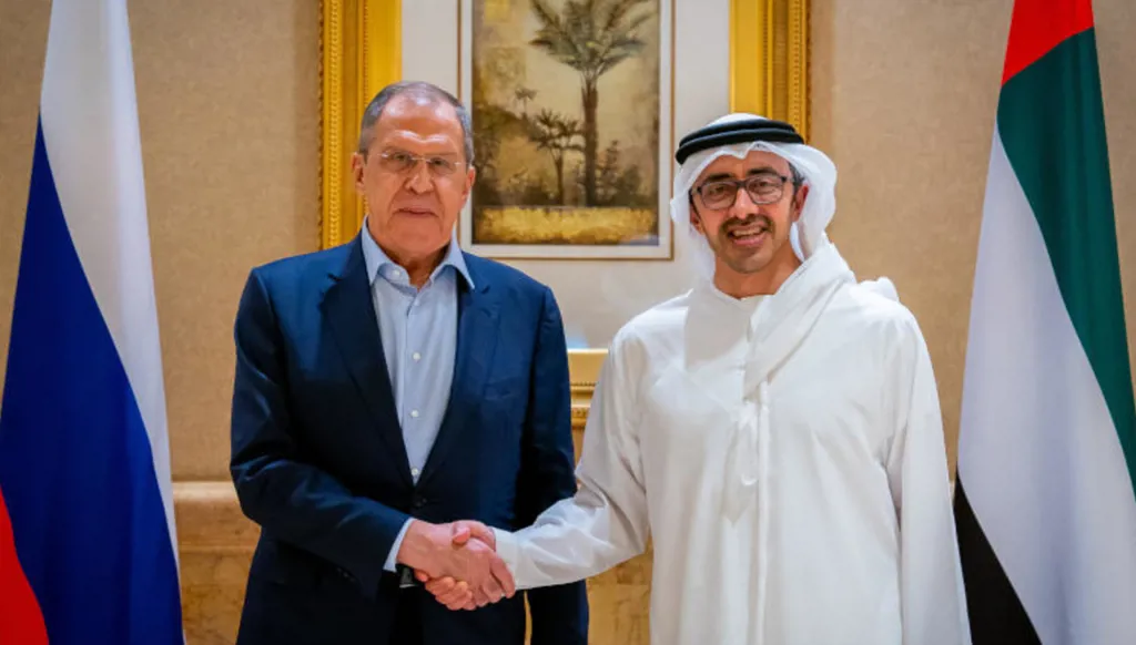 وزير الخارجية الإماراتي ونظيره الروسي يبحثان التطورات الإقليمية