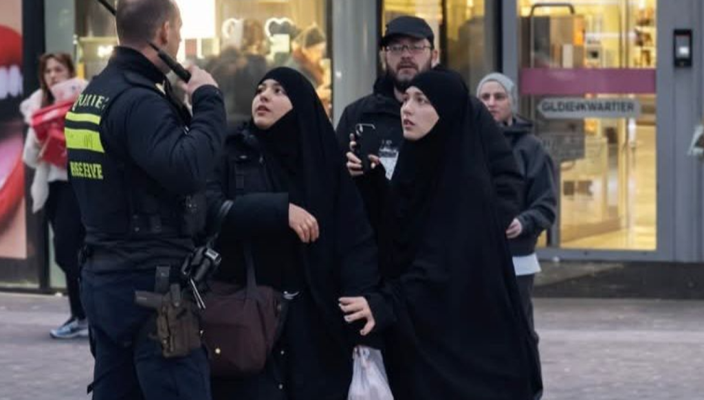 بالفيديو- اعتداء على سيدتين في هولندا... جرّ بالقوة وركل!