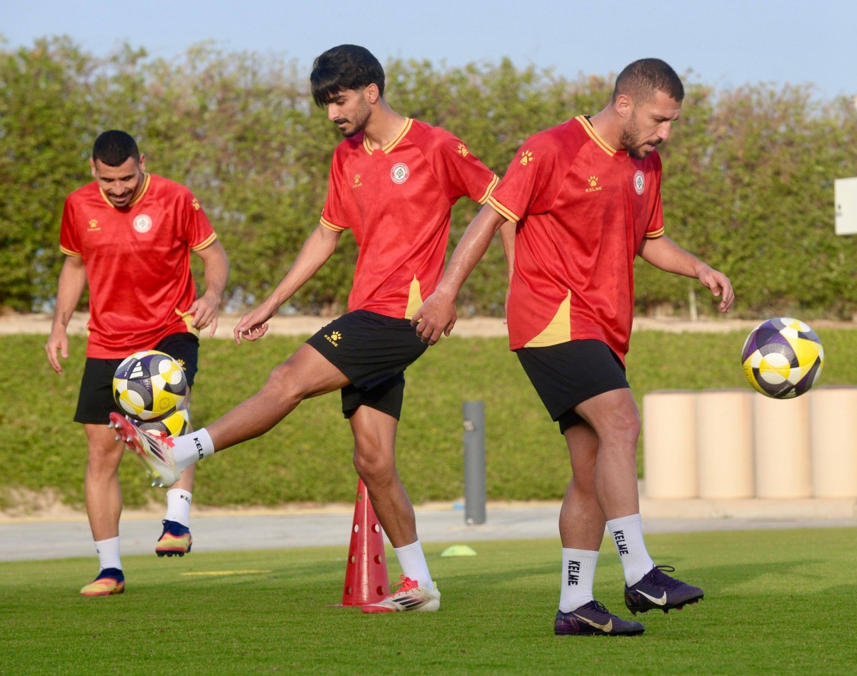 لاعبو منتخب لبنان يستعدون لمواجهة اليمن المصيرية في الدوحة. (وكالات)