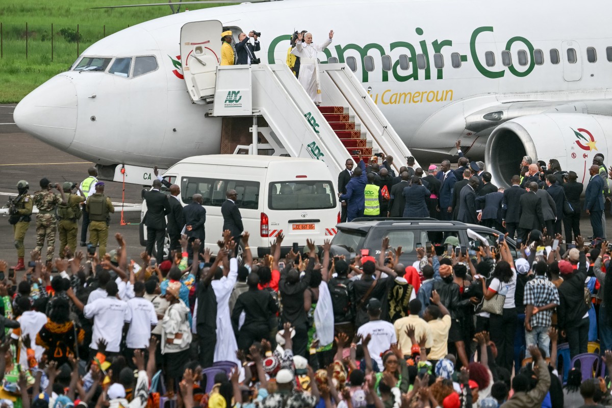 البابا لاوون الرابع عشر يلوّح لمؤيديه أثناء صعوده إلى الطائرة في الكاميرون في 16 نيسان/أبريل 2026 (أ ف ب)