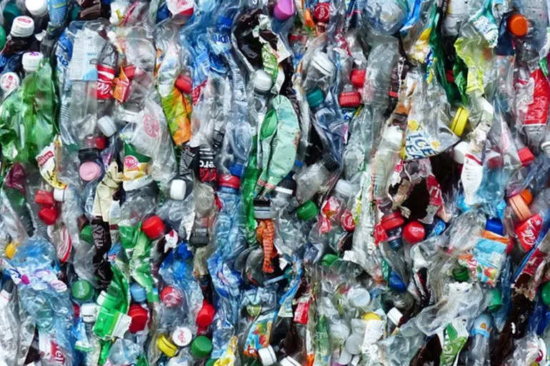 إنتاج البلاستيك (أرشيفية).