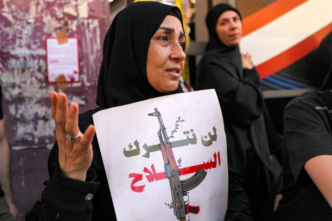 لبنانية معارضة لمبدأ حصر السلاح بيد الدولة. (فرانس برس)
