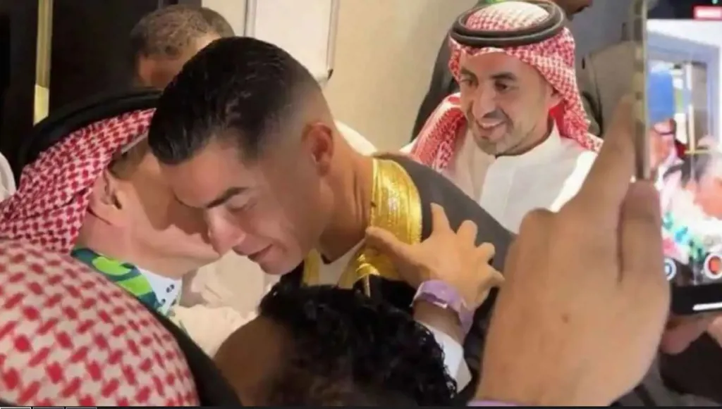 سعر البشت العربي الذي حصل عليه كريستيانو رونالدو (فيديو)