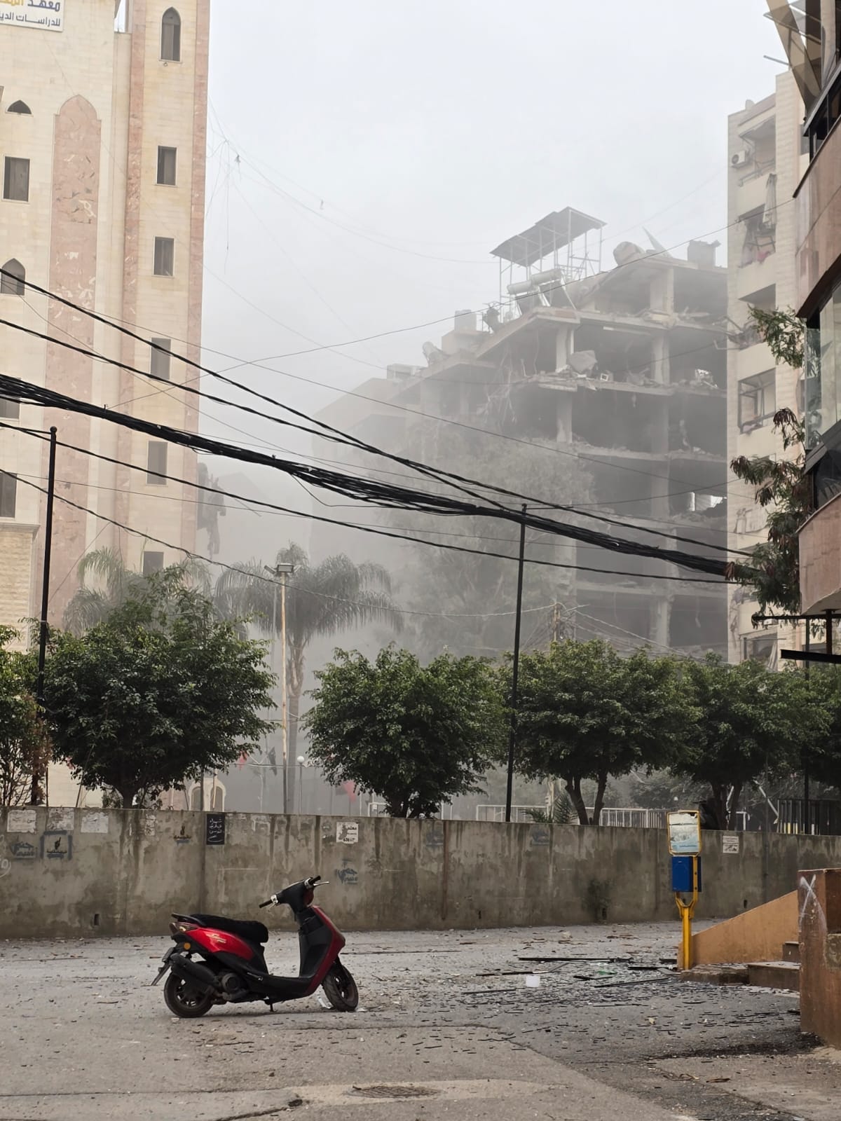 موقع الغارة على مبنى بمحيط حي الأميركان (صورة متداولة)