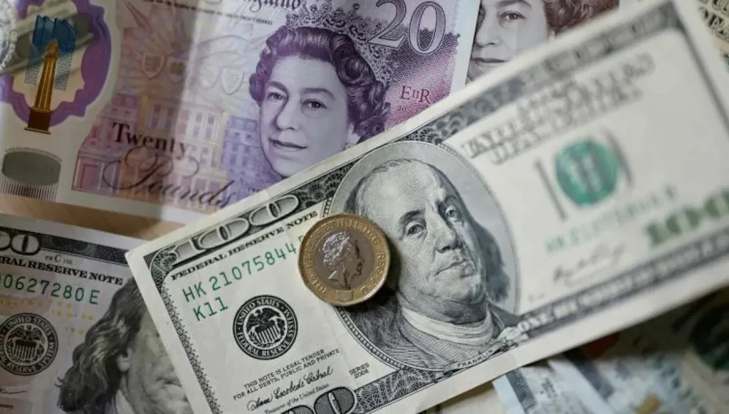 ارتفاع الدولار الأميركي... وانهيار مستمر في سوق العملات المشفّرة