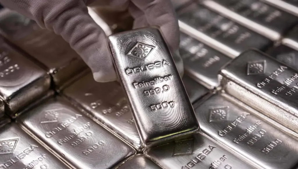 تراجع مخزونات الفضة يرفع المخاطر… هل نشهد أزمة عالمية؟