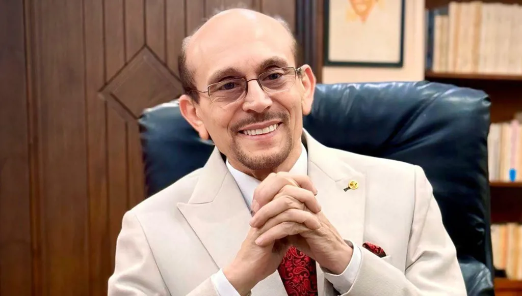 محمد صبحي يخرج عن صمته بعد تعنيف سائقه أمام معجبيه (فيديو)