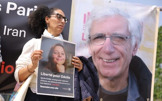 لافتة عليها صورة المعلمة الفرنسية سيسيل كوهلر، المعتقلة مع شريكها جاك باريس في إيران (أ ف ب)