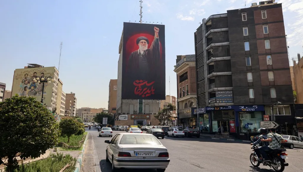 لافتة ضخمة تحمل صورة المرشد الأعلى الإيراني الراحل علي خامنئي، في طهران في 19 يوليو 2026 (أ ف ب)