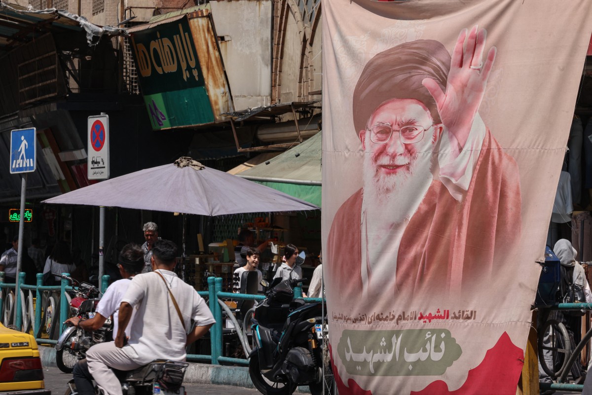 لافتة تحمل صورة المرشد الأعلى الإيراني الراحل علي خامنئي في ساحة ولي عصر في طهران في 19 يوليو 2026 (أ ف ب)