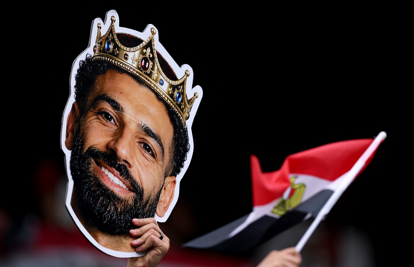 لافتة تصوّر قائد منتخب مصر محمد صلاح. (أ ف ب)