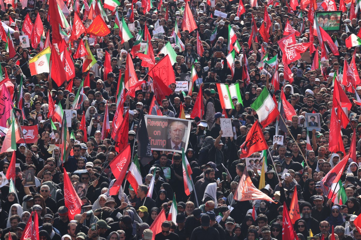لافتات تدعو للانتقام من ترامب خلال موكب جنازة المرشد الأعلى الإيراني الراحل علي خامنئي في طهران في 6 يوليو 2026 (أ ف ب)
