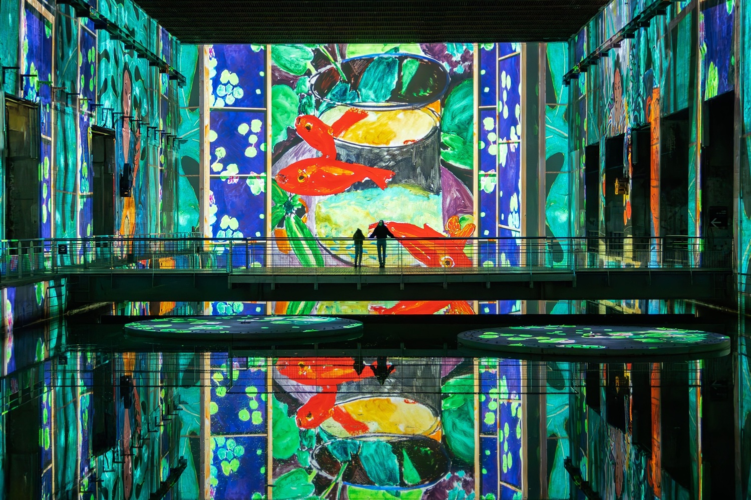 الاحتفال باللون الأحمر.