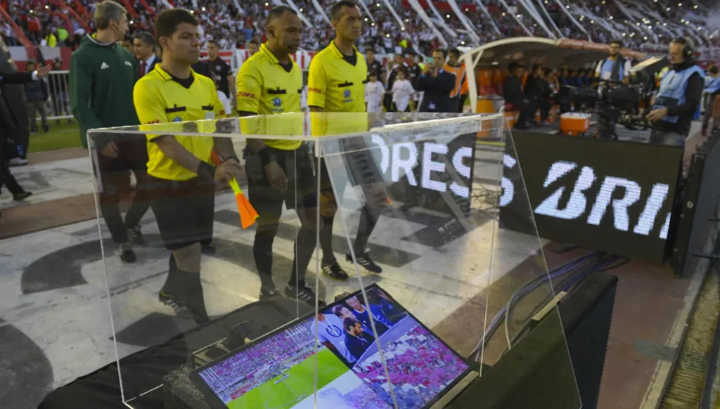 كرة القدم بين التقليدية والحداثة: عدالة أم فقدان للروح؟