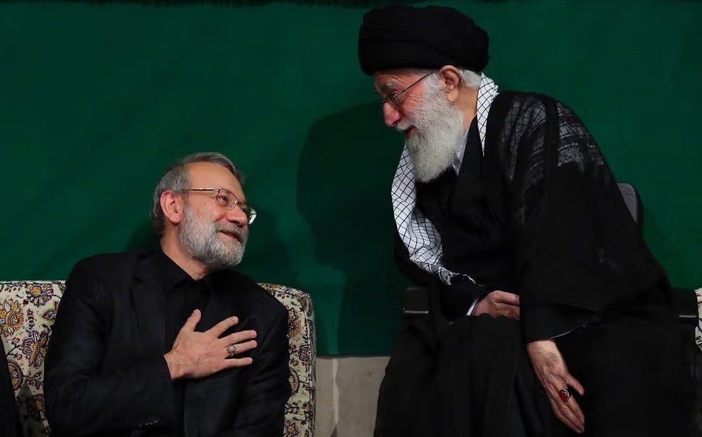 إلى جانب المرشد الراحل (تيليغراف)