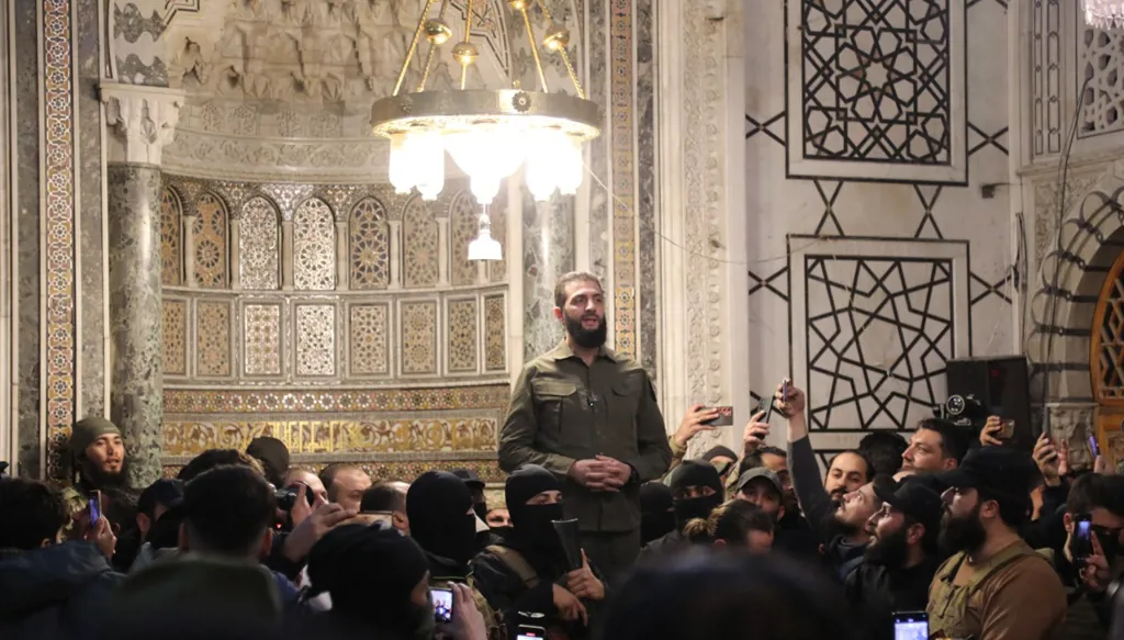 الجولاني في الجامع الأموي في دمشق أمس. (أ ف ب)