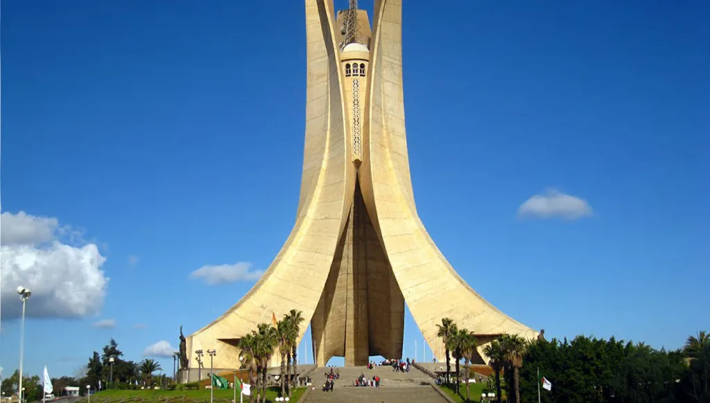 شراكة تنموية جديدة: كيف يعزز بنك التنمية الجديد مسيرة الجزائر نحو تنويع الاقتصاد؟