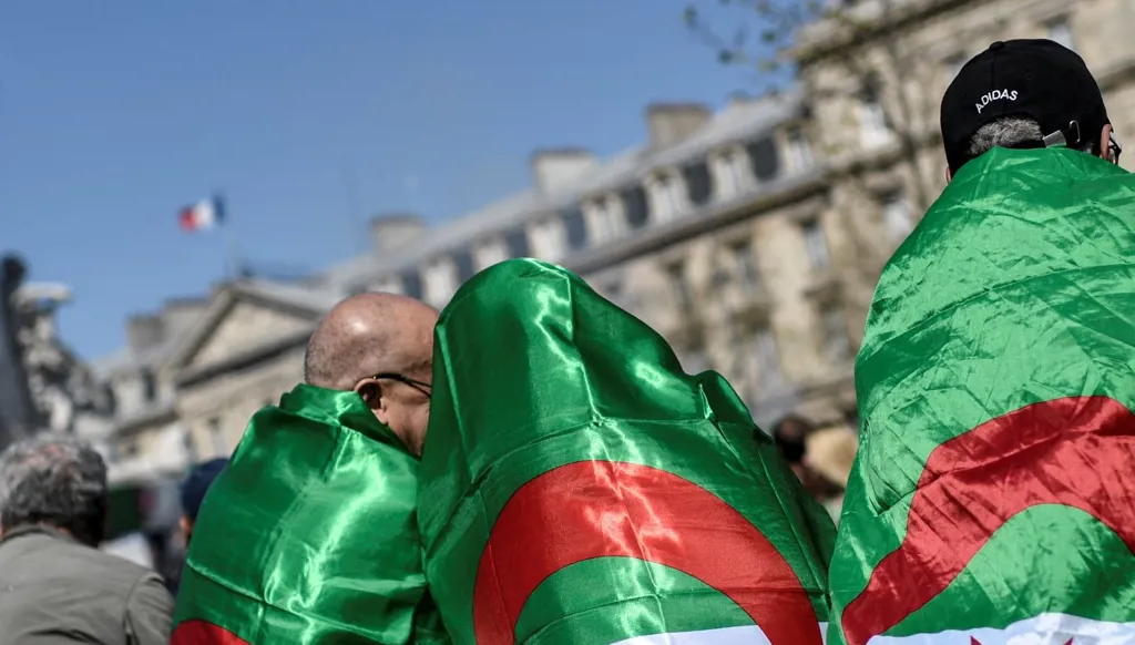 البرلمان الفرنسي يخطو خطوة على طريق إلغاء اتفاقية تمنح تسهيلات للجزائريين