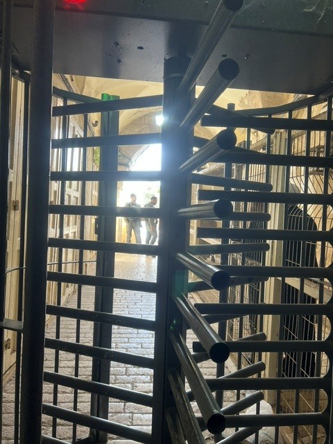 إحدى البوابات الحديدية التي أقامها الجيش الإسرائيلي في مدينة الخليل. (النهار)