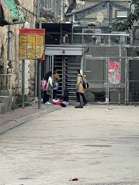 أطفال ينتظرون دورهم لعبور إحدى البوابات في مدينة الخليل. (النهار)