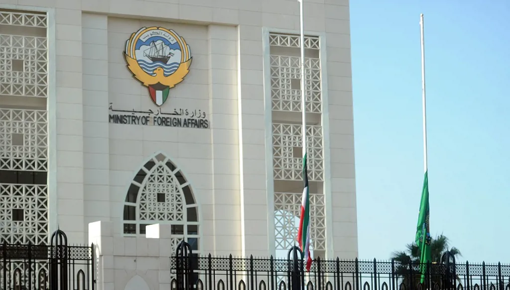 الكويت تبحث مع عُمان وقطر جهود ضمان الملاحة في مضيق هرمز