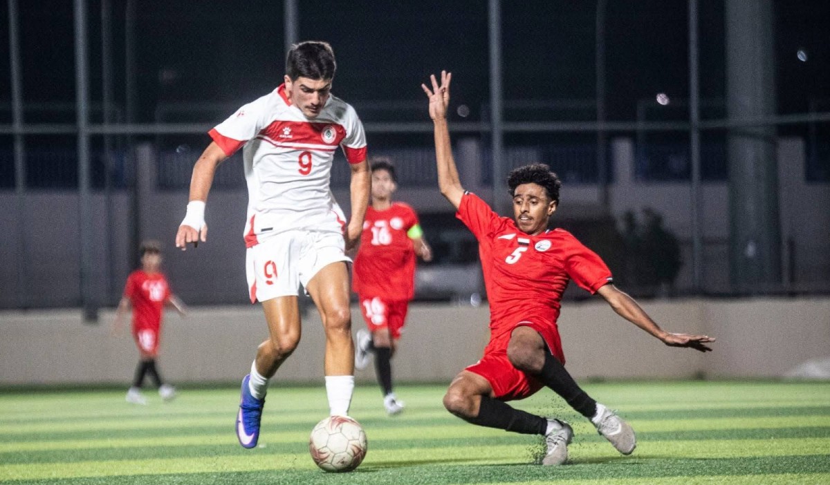 اللبناني إبراهيم فرشوخ في مواجهة لاعب يمني في نهائي غرب آسيا للناشئين. (وكالات)