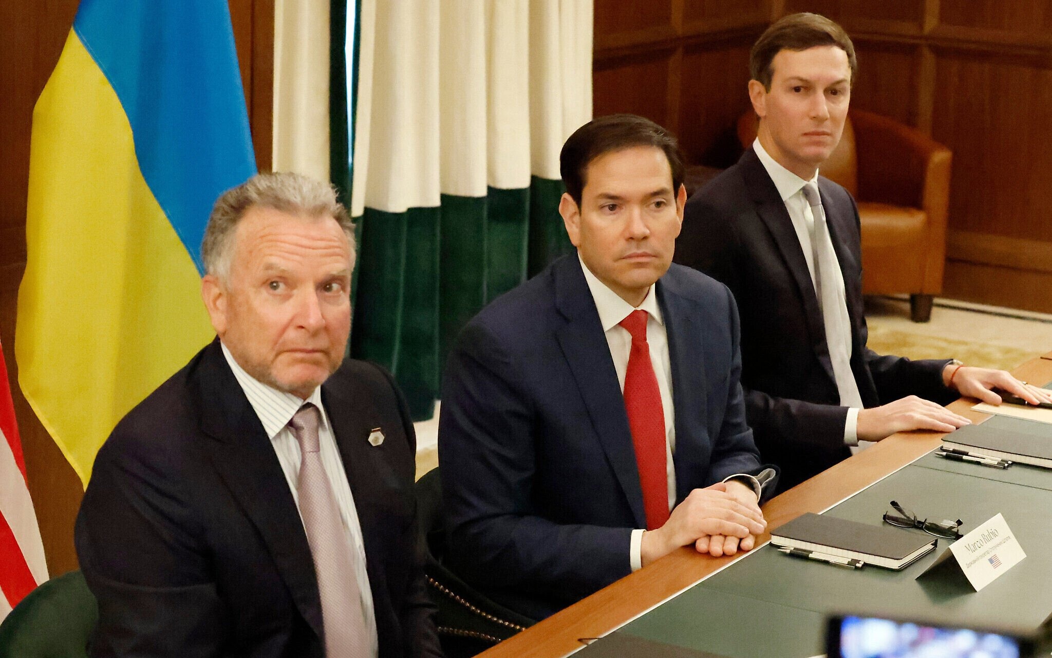 المبعوث الأميركي الخاص ستيف ويتكوف ووزير الخارجية ماركو روبيو ومستشار البيت الأبيض جاريد كوشنر مجتمعين مع مسؤولين أوكرانيين في فلوريدا، 30 نوفمبر 2025. (أسوشيتد برس)