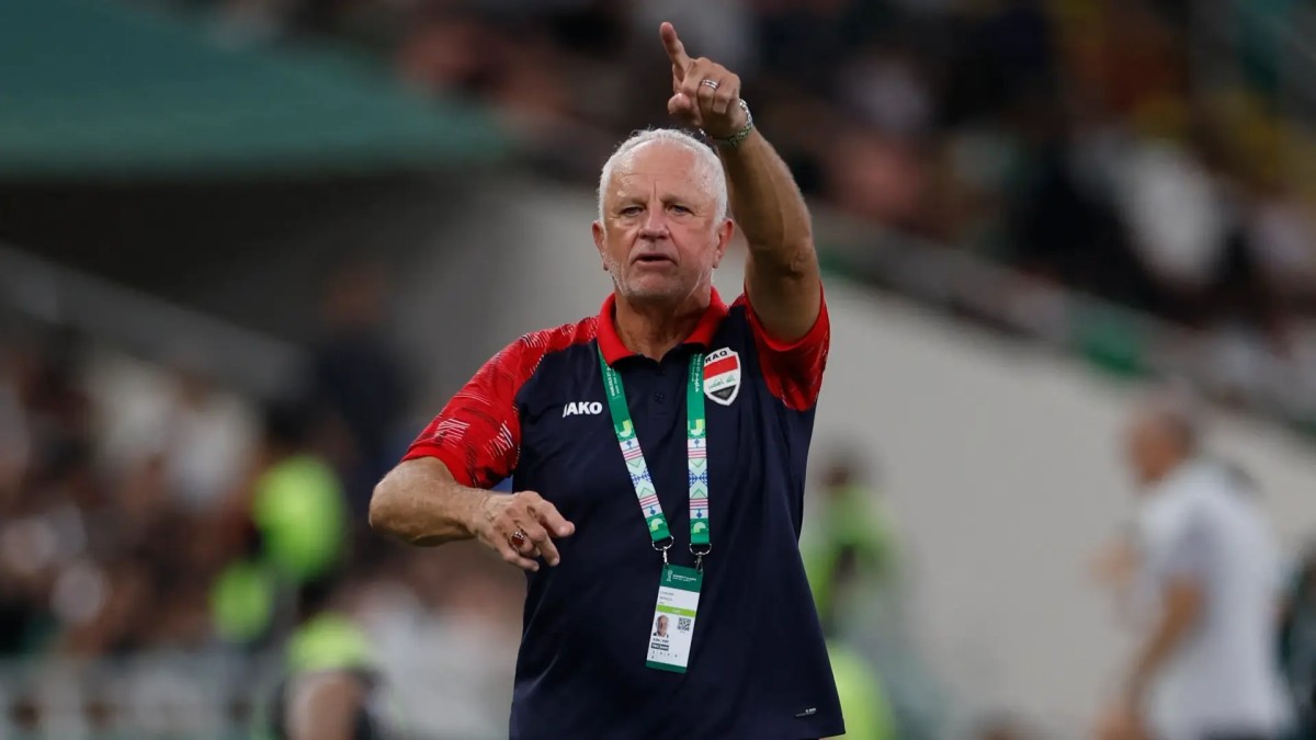 المدرب الاسترالي لمنتخب العراق غراهام آرنولد بدا بلا حيلة في بطولة كاس الخليج الحالية. (وكالات)