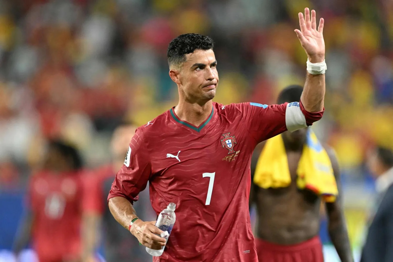 المهاجم البرتغالي كريستيانو رونالدو يلوح للجماهير بعد المباراة بين كولومبيا والبرتغال، 27 يونيو 2026. (فرانس برس)