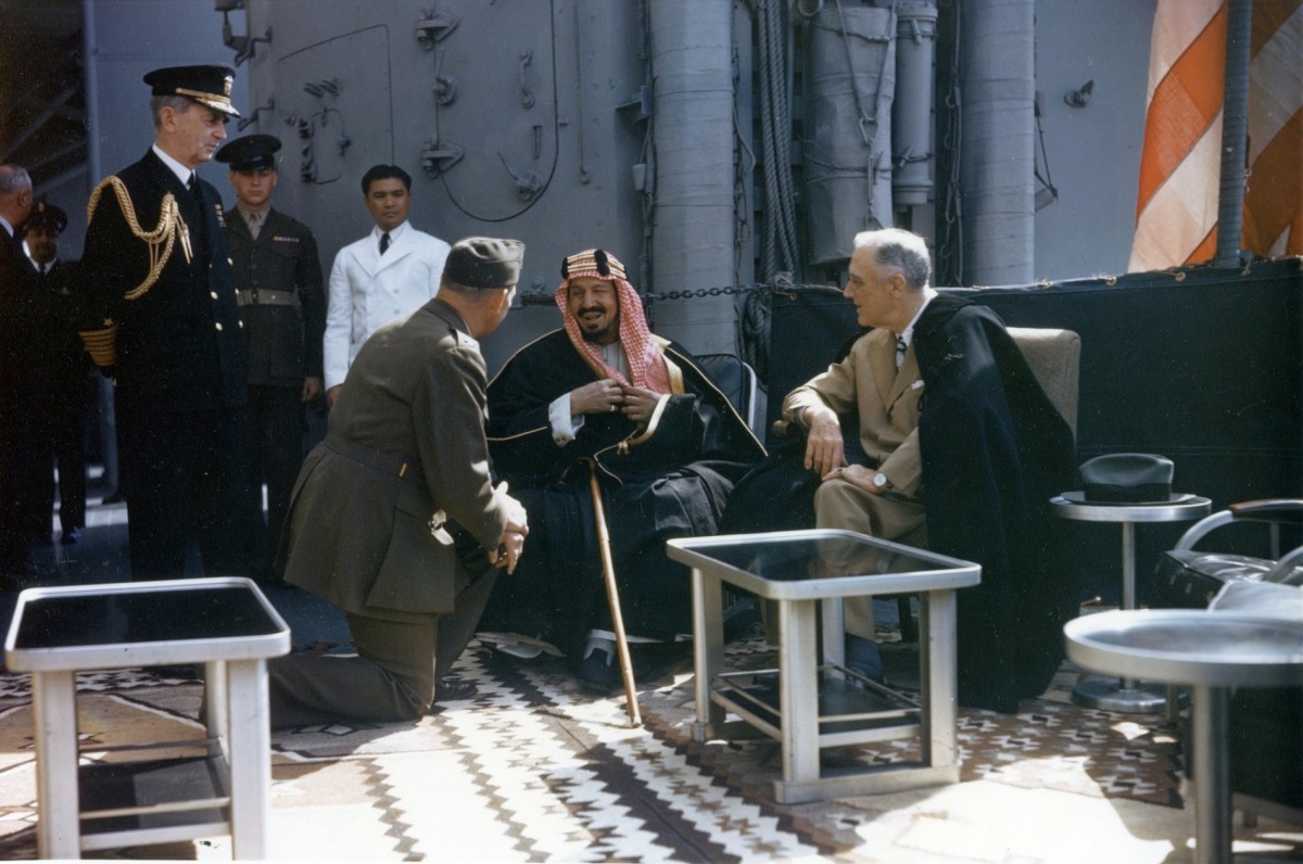 الملك عبد العزيز والرئيس فرانكلين روزفلت على متن يو إس إس كوينسي في بحيرة غريت بيتر. (متحف فرانكلين روزفلت الرئاسي)