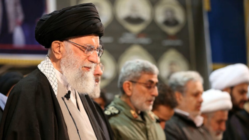 المرشد الأعلى الإيراني الراحل علي خامنئي، ويظهر خلفه في الصورة إسماعيل قآني وعدد من المسؤولين الإيرانيين (رويترز)