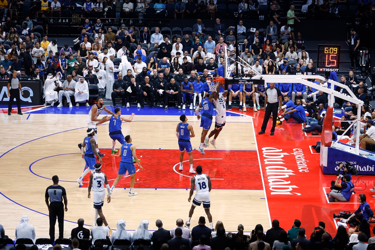 من إحدى مباريات NBA في أبوظبي.