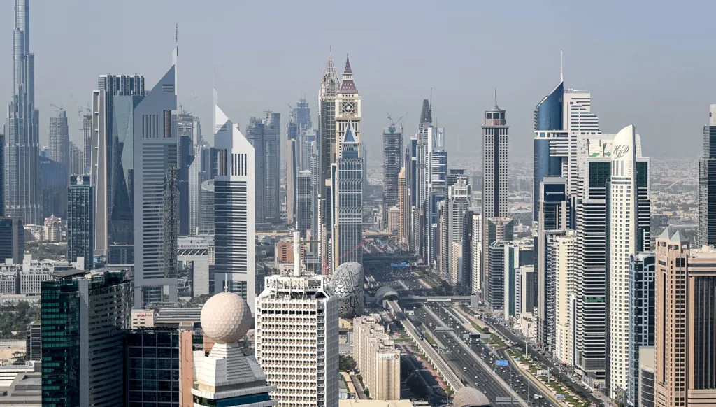 القطاع غير النفطي في الإمارات يحتوي ارتفاع تكاليف إغلاق هرمز وينمو في أيار